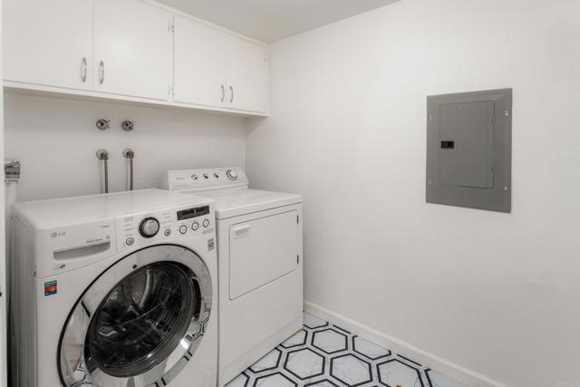 Building Photo - 2420 Torrey Pines Rd