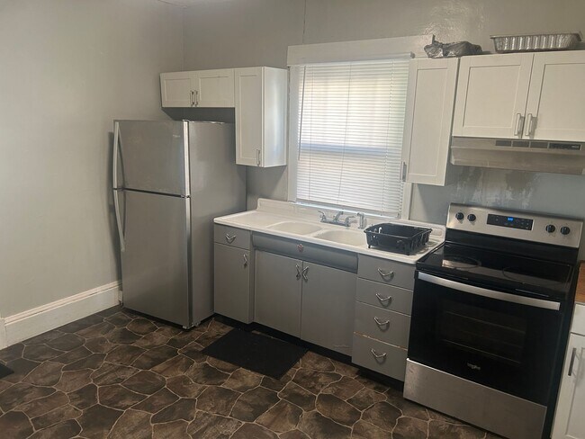 Building Photo - 2 Bedroom/ 1 Bath