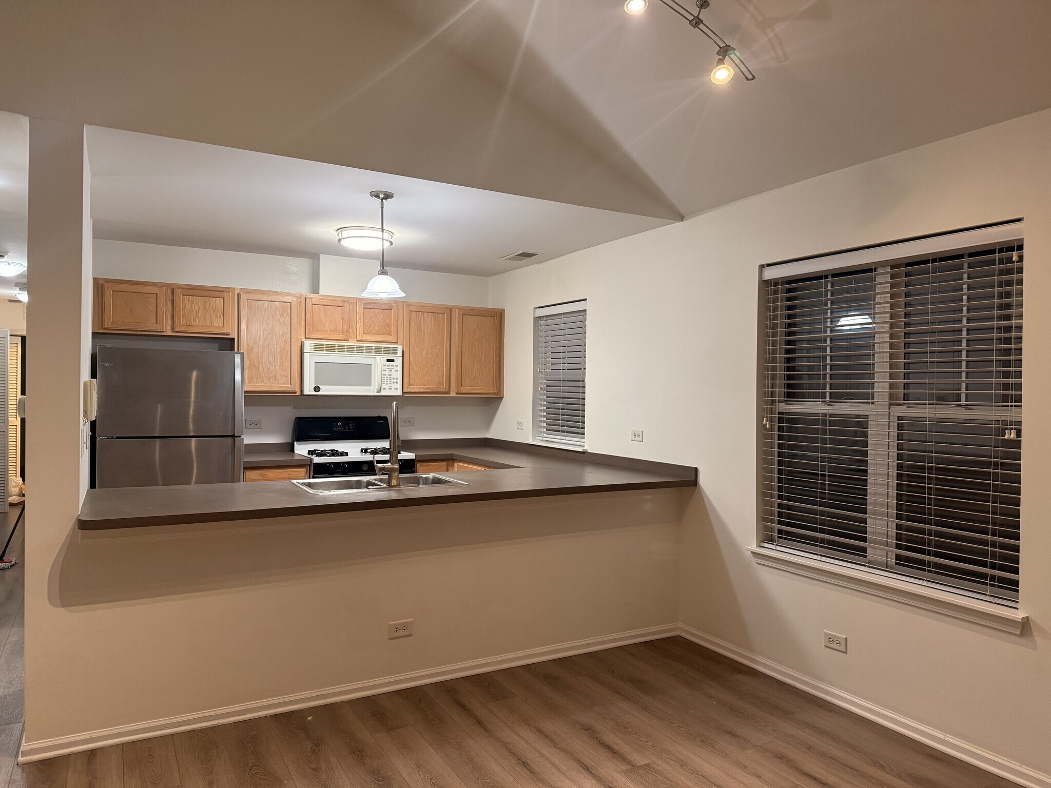 Building Photo - 1154 N Howe St