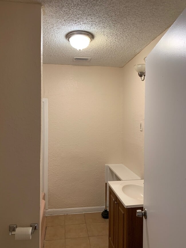 Building Photo - New Rental Listing!
