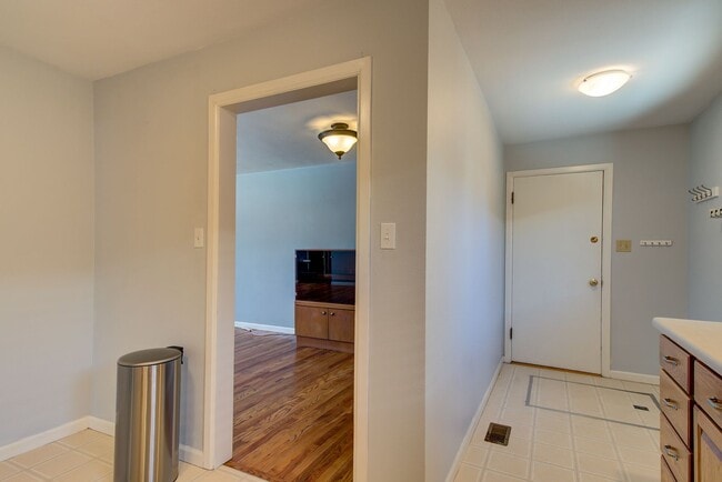 Building Photo - Ranch Style Brick home, charming and convenient!