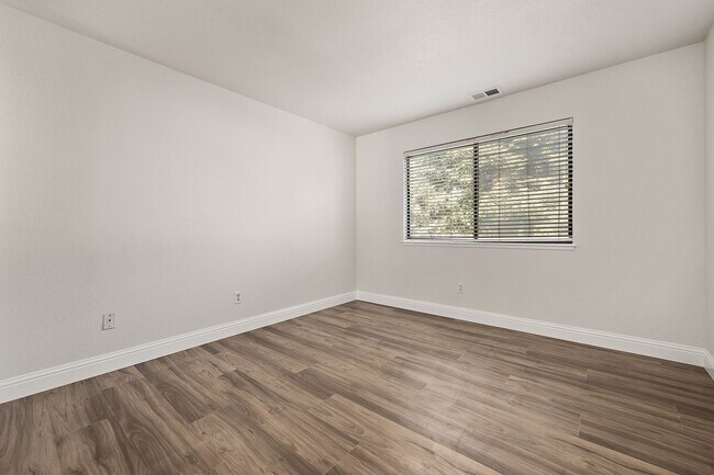 Building Photo - Remodeled 3-Bedroomn 2.5-Bathroom Townhome