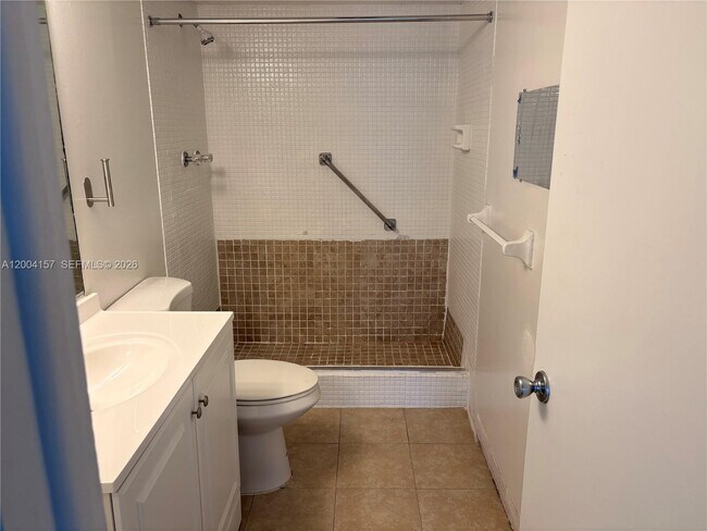 Building Photo - 4168 Inverrary Dr