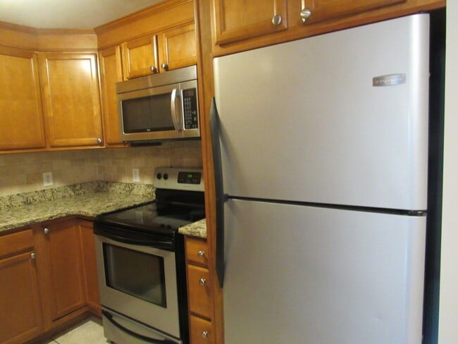 Building Photo - Londonderry 3 Bedroom Available NOW for Rent!
