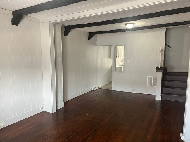 Building Photo - ACCEPTING SECTION 8 - 3 Bedroom 1 Bath Hom...