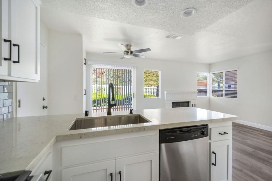 Building Photo - 24351 Kings View