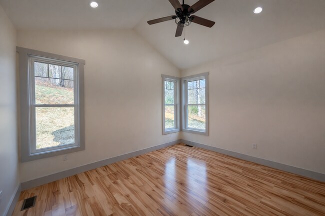 Building Photo - Fairview Rental! - Two Occupants Max