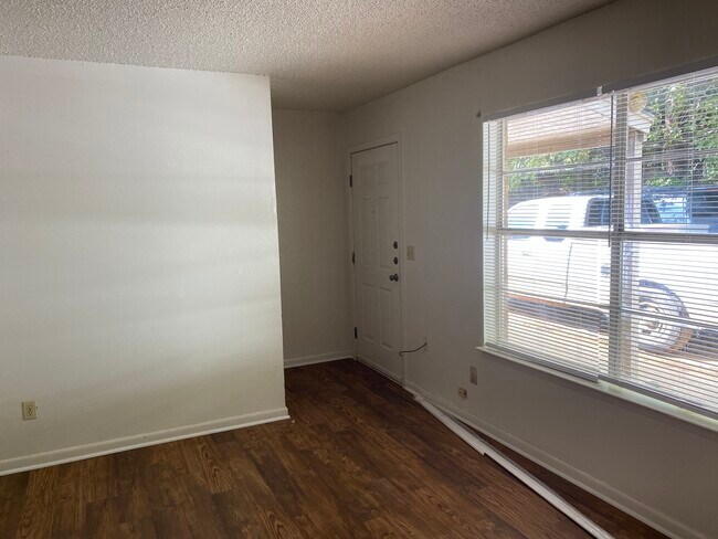 Building Photo - 3025 Bernice St