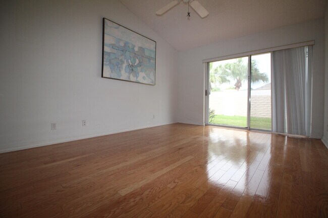 Building Photo - 404 Sabal Palm Ln