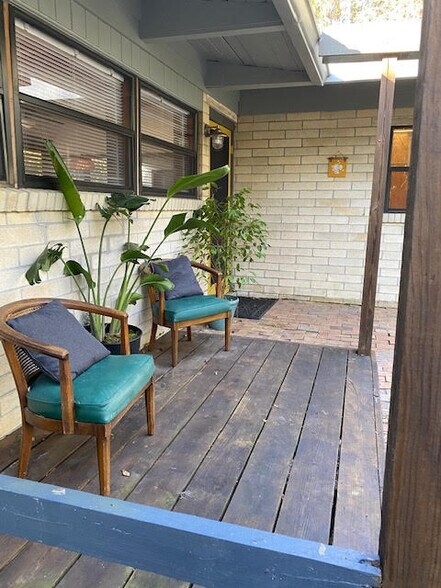 Watch squirrels from this cozy front porch - 3812 SW 15th St