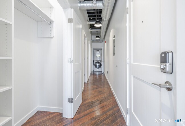 Building Photo - 424 Main St