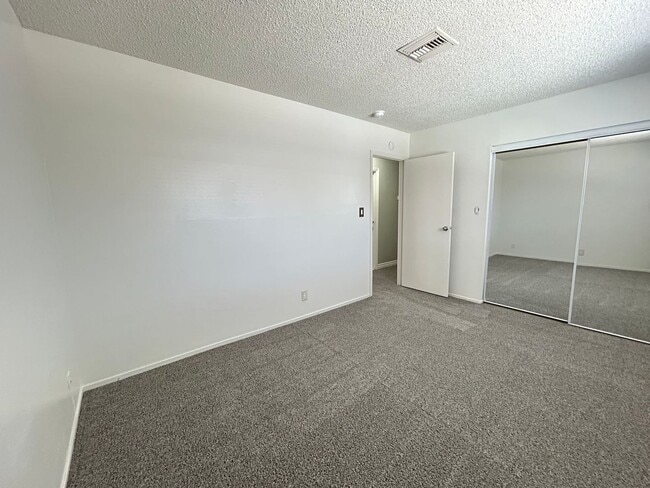 Building Photo - Single Story Home 5-Beds 2-Bath No HOA!