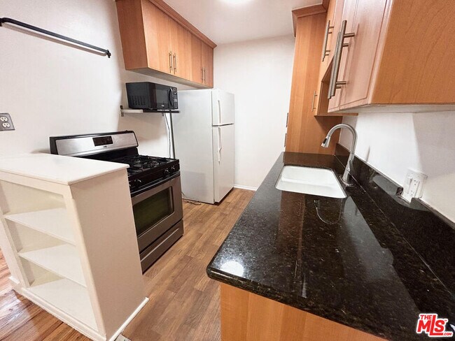 Building Photo - 1146 N Formosa Ave