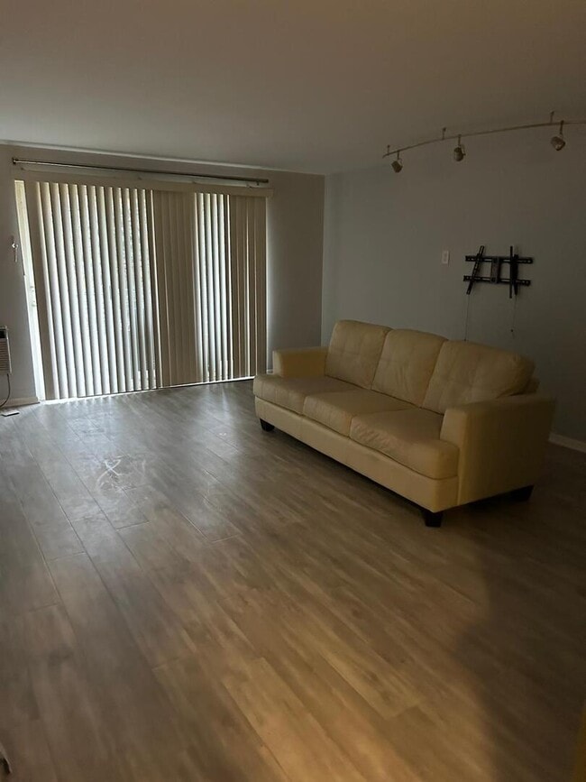 Building Photo - 4730 N Kenneth Ave