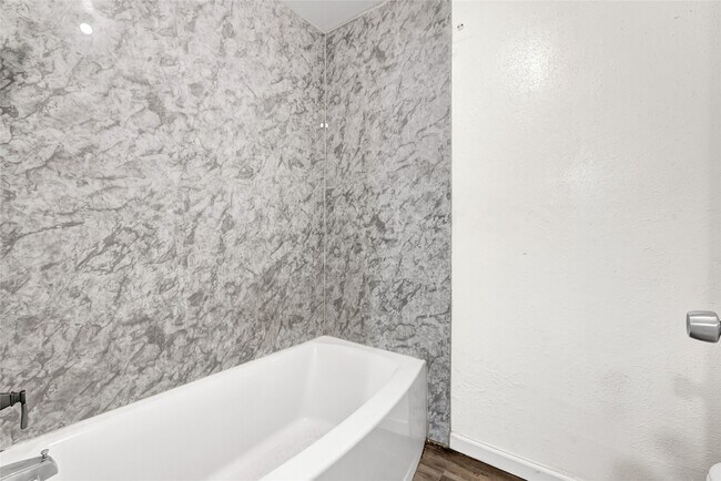 Building Photo - 6358 Creekbend Dr