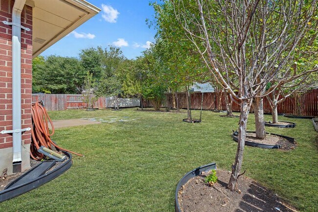 Building Photo - 1208 Lochaline Loop