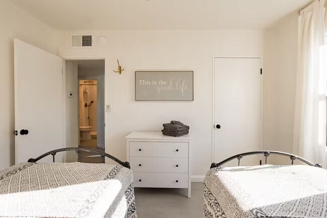 Building Photo - FARM VIEW BUNGALOW across from UofA Campus Farm! Available Today!