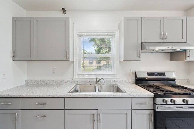 Building Photo - 504 Roland Ave