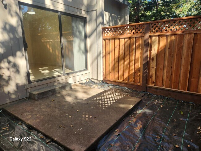 Building Photo - Beautiful two story condo in a well maintained complex, and close to everything!!