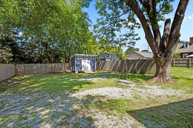 Building Photo - Gorgeous Renovation near Downtown Durham -...