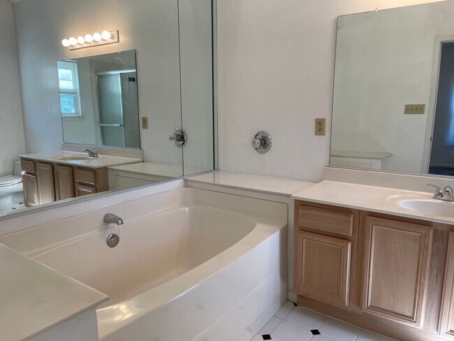 Building Photo - Beautiful 4-Bedroom Ranch in Courthouse Es...