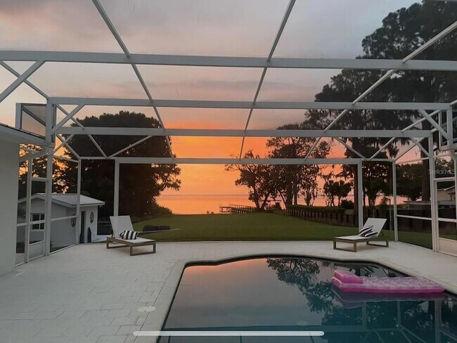 Building Photo - 1021 Temple Grove Pl