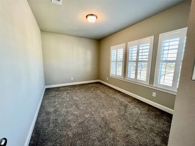 Building Photo - 547 Kingston Ln