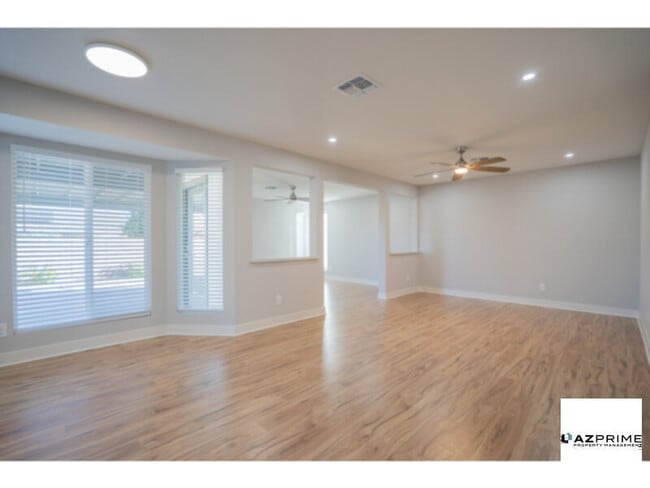 Building Photo - Bright &amp; Spacious 3/2 Phoenix Home - M...