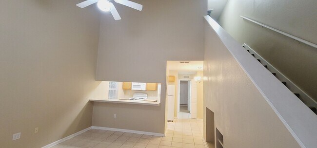 Building Photo - LOVELY NW 3/3 End Unit w/ Washer/Dryer, Open Kitchen w/ Bar, & More! $1475/month Avail June 1st!