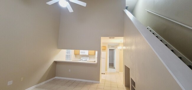 Building Photo - LOVELY NW 3/3 End Unit w/ Washer/Dryer, Open Kitchen w/ Bar, & More! $1500/month Avail June 1st!