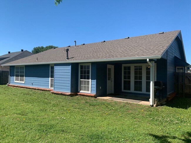 Building Photo - This beautifully updated three-bedroom, tw...