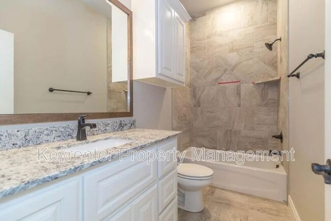 Building Photo - 1017 NE 34th Terr