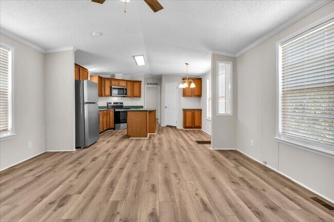 Building Photo - 2 Bedroom 2 Bathroom Home