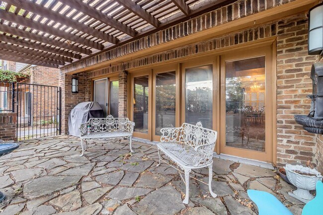 Building Photo - LUXURY 3-BEDROOM TOWNHOME IN ALAMO HEIGHTS