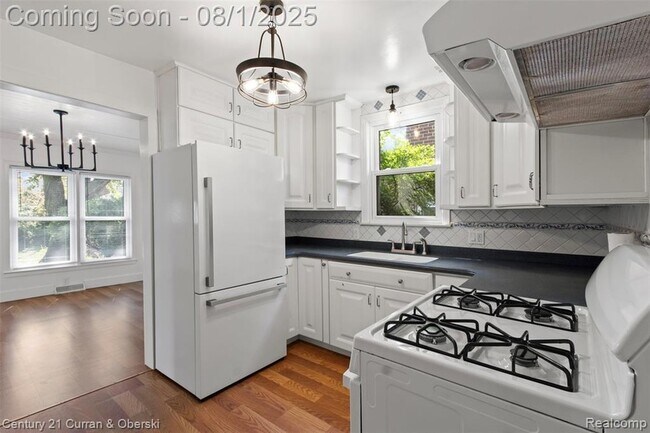Building Photo - 916 N Melborn St