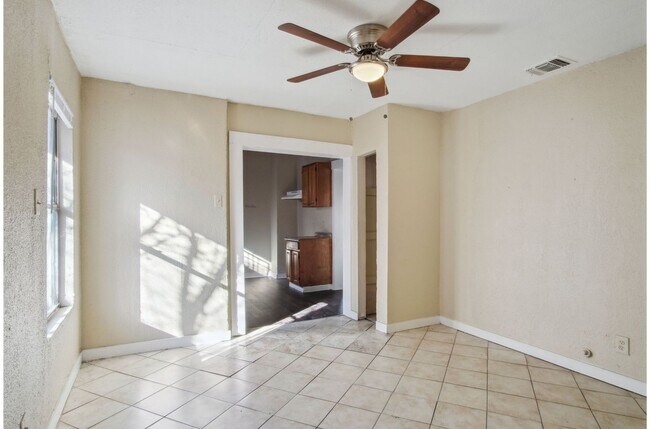 Building Photo - Charming 2BR 1BA Near Downtown