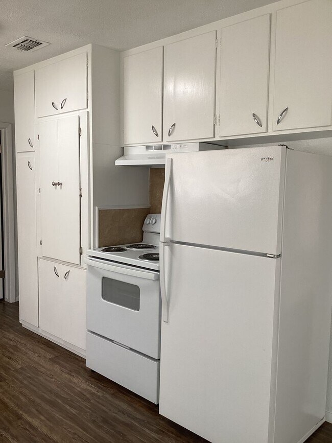 Building Photo - Newly Renovated 3 Bed House!