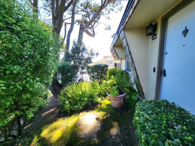 Building Photo - 2 bedroom townhouse