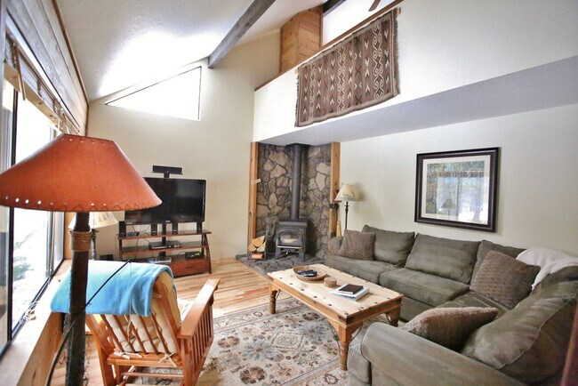 Primary Photo - 8 Leisure Ln