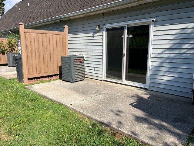 Building Photo - 2119 Silverbrook Dr