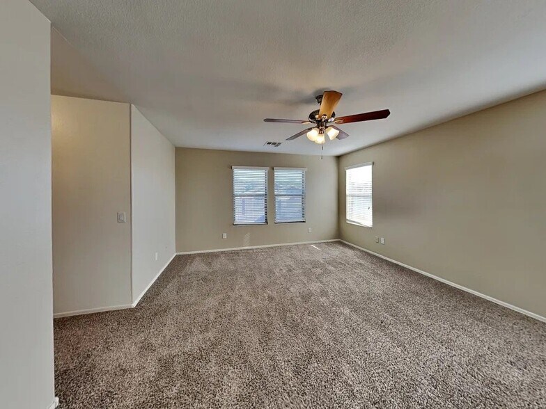 Building Photo - 209 E Valley View Dr