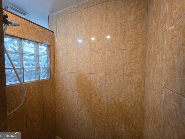 Building Photo - 310 W 5th St