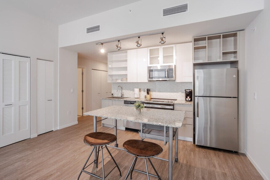 Building Photo - 1 W 4th St