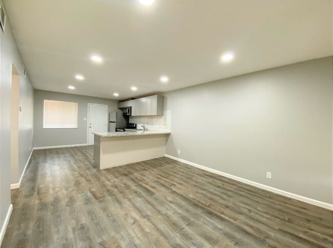 Building Photo - 817 E Bellevue Rd