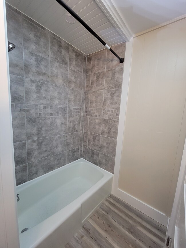 Tub with real tile surround. - 724 Route 163