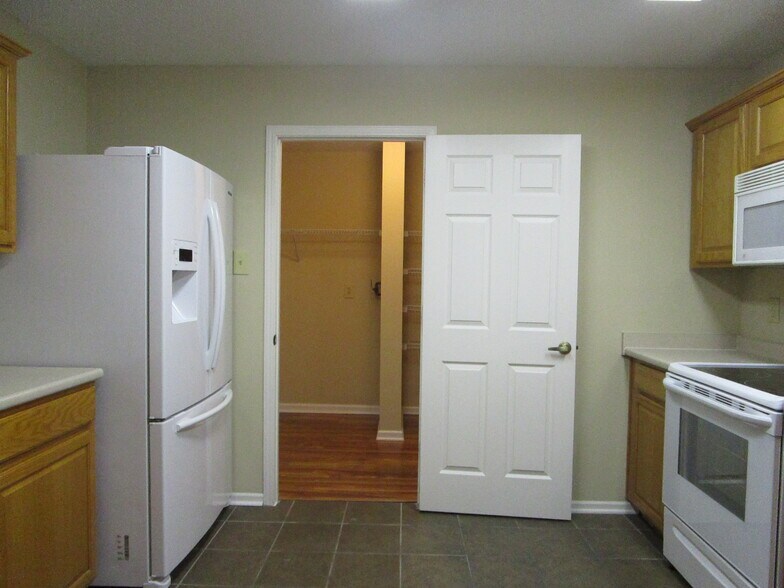 Building Photo - 711 Thornwood Ct