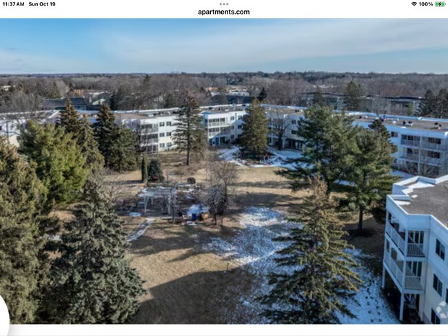 Condo Courtyard - 122 Demont Avenue East