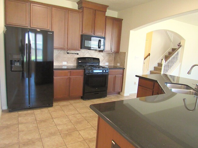Building Photo - Spacious, Modern and Conveniently Located ...
