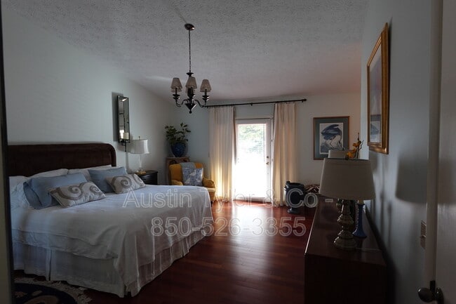 Building Photo - 444 Silver Lake N