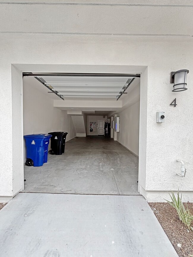 Building Photo - Spacious 3-Bedroom, 3-Bathroom Townhome in...